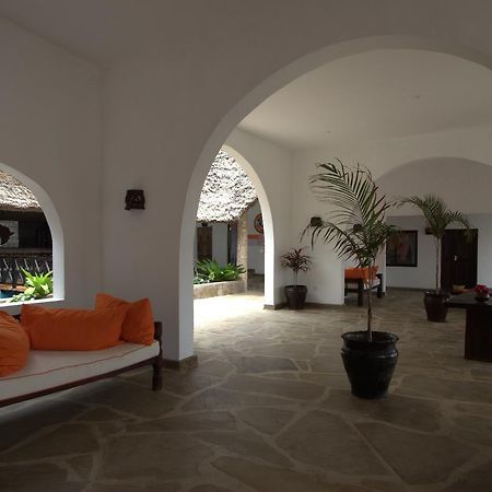 Jumbo Watamu Hotel Buitenkant foto