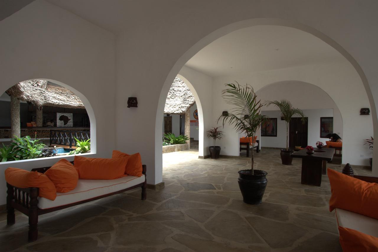 Jumbo Watamu Hotel Buitenkant foto