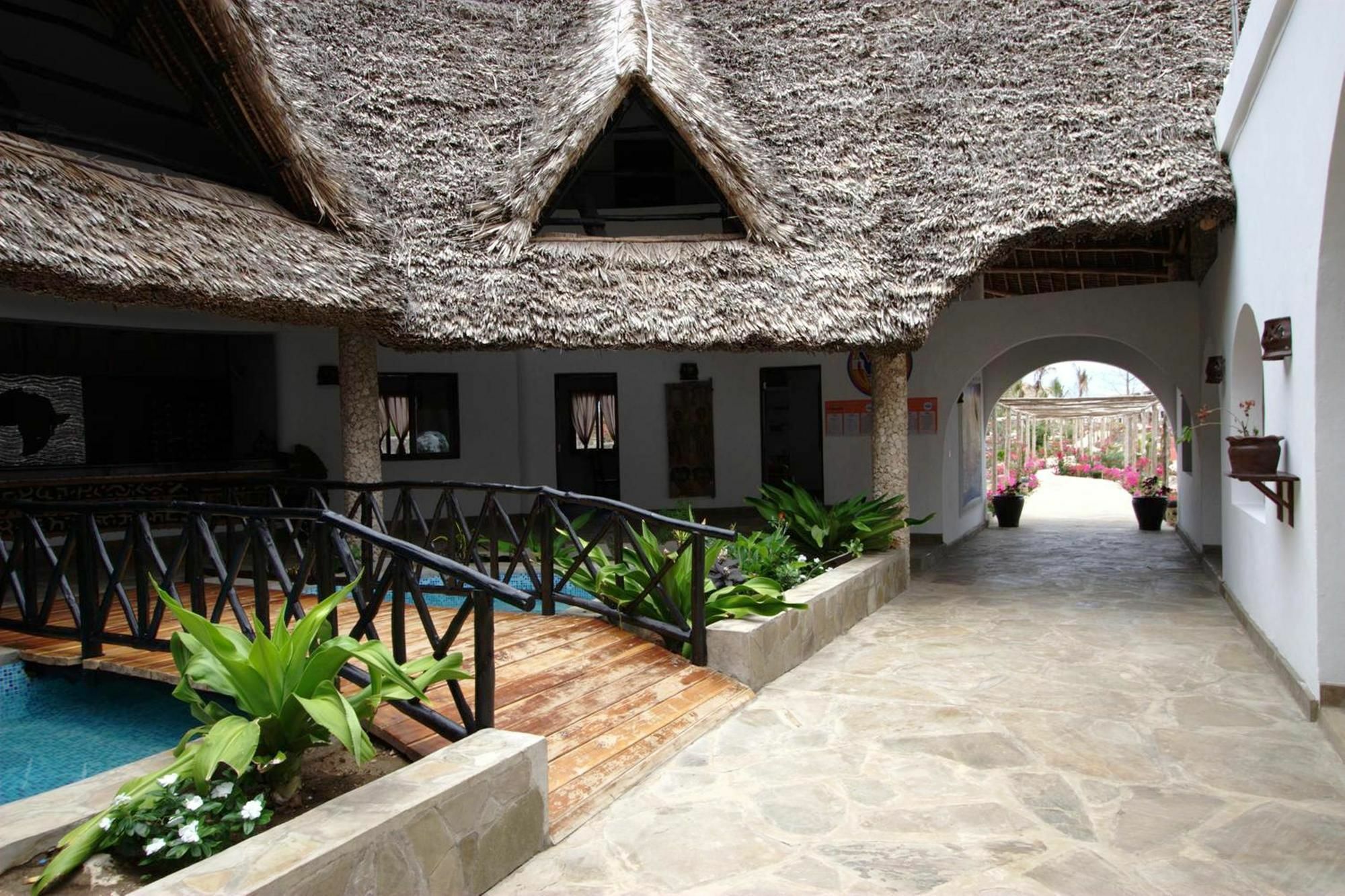 Jumbo Watamu Hotel Buitenkant foto