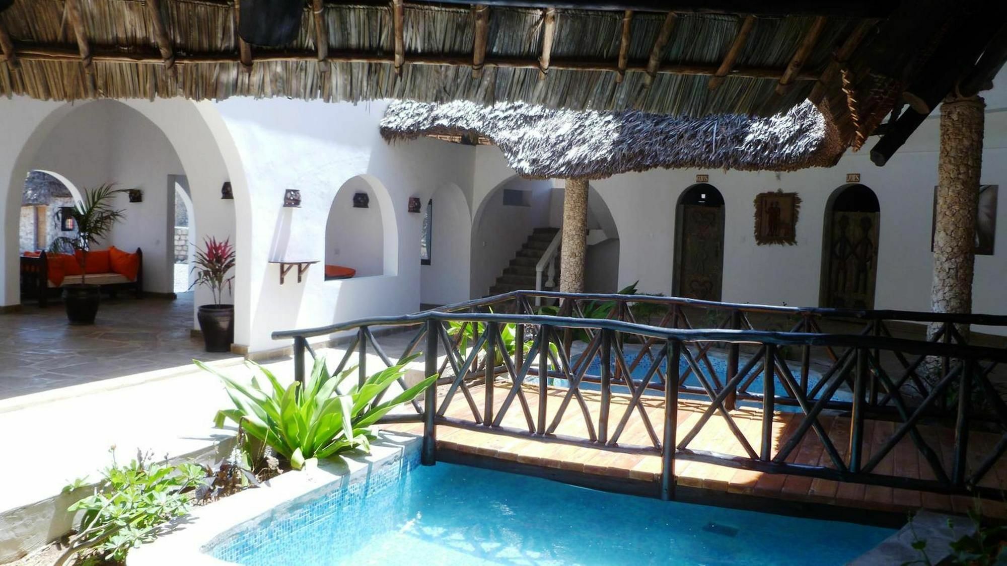 Jumbo Watamu Hotel Buitenkant foto