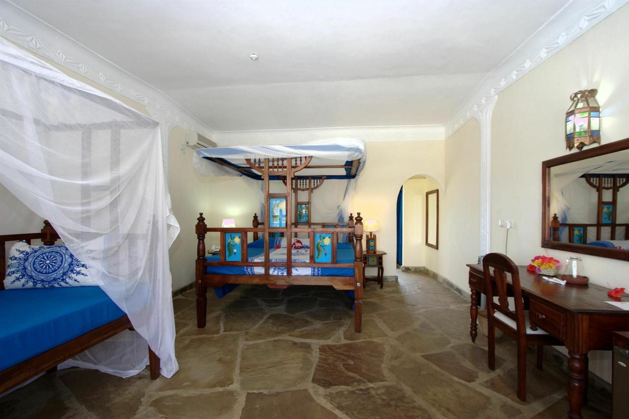 Jumbo Watamu Hotel Buitenkant foto